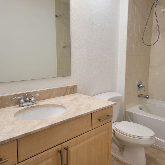 Building Photo - Annual unfurnished luxury 3/2 condo downtown Sarasota overlooking a park!