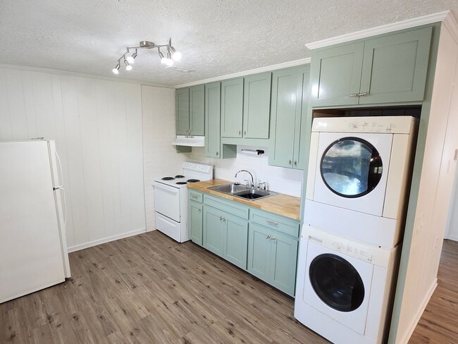 Building Photo - Newly Renovated 2 bedroom, 1 bathroom Apartment on Panama City Beach
