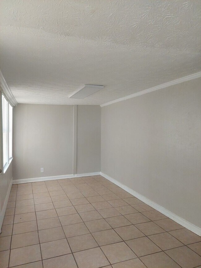 Building Photo - Cute Duplex Jordan/ Johnson area