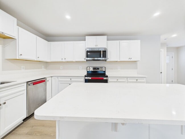 Building Photo - Functional Floorplan, Modern Comfort – Wel...