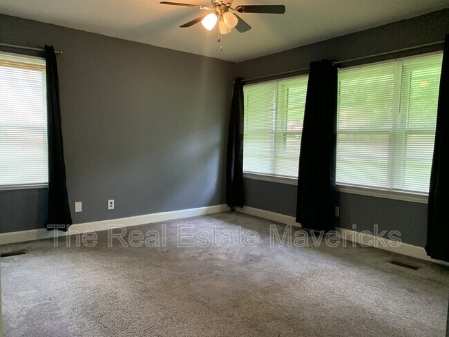 Building Photo - 1176 S Seminole Dr
