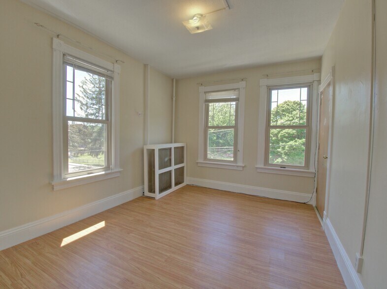 Building Photo - 324 Valley St