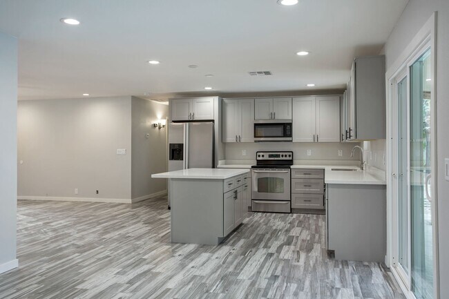 Building Photo - Modern Home with Pool in the Best ASU neighborhood