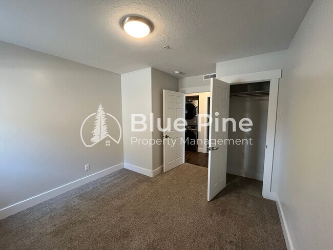 Building Photo - 1420 E 17th St