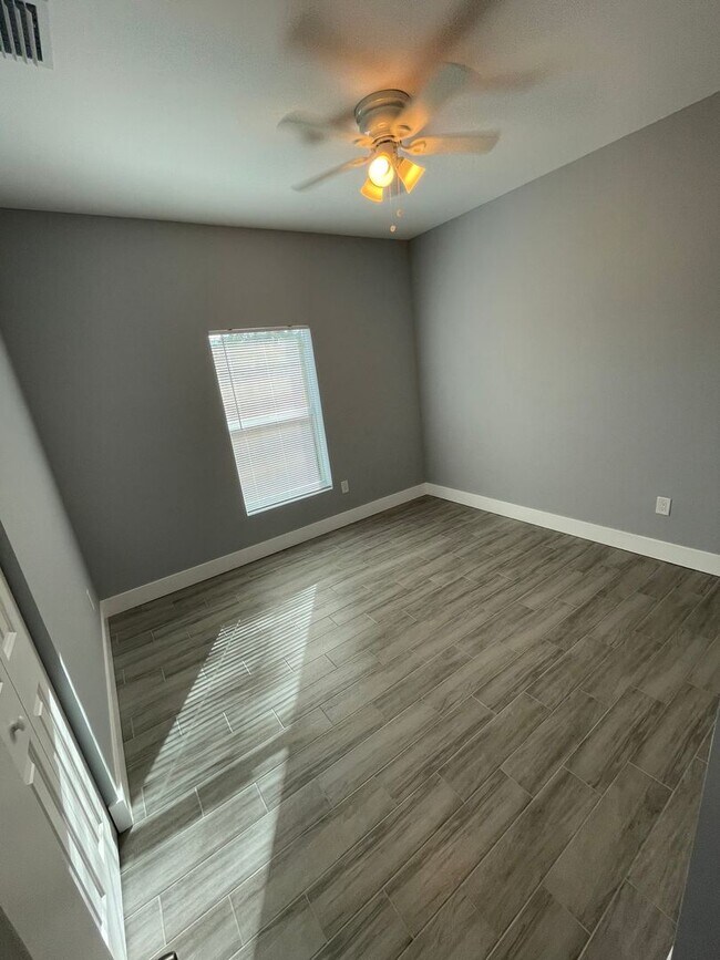 Building Photo - Emerick 205