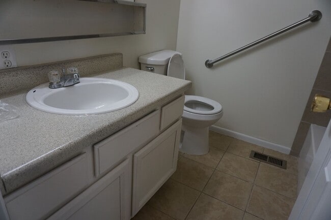 Building Photo - 8287 Ivy Dr