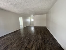 Building Photo - 420 E Pleasant Valley Rd
