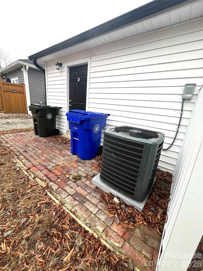 Building Photo - 711 S Jackson St