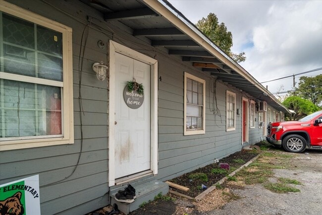 Building Photo - 13928 Bandera St