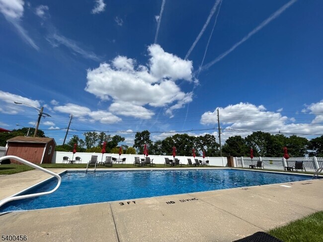 Building Photo - 565 Grove St