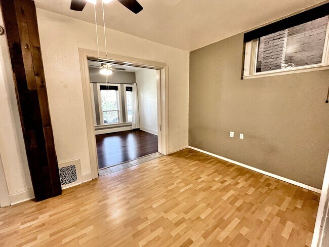 Building Photo - Charming 2 bed 1 bath W/D in unit, free parking, renovated kitchen, fenced backyard, in a walkabl...