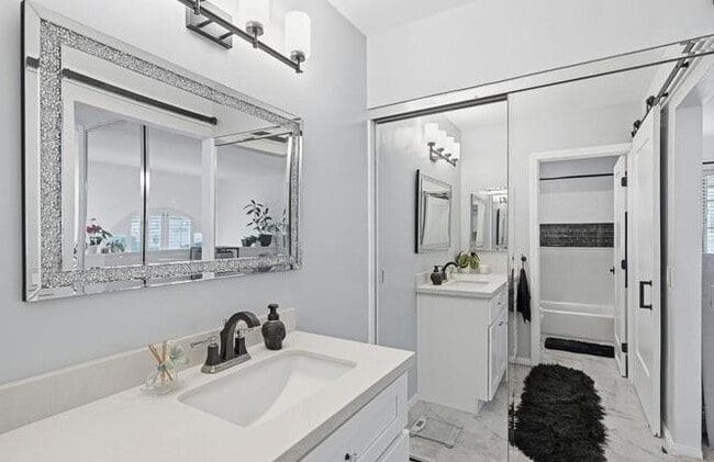 Building Photo - 744 Eastshore Terrace