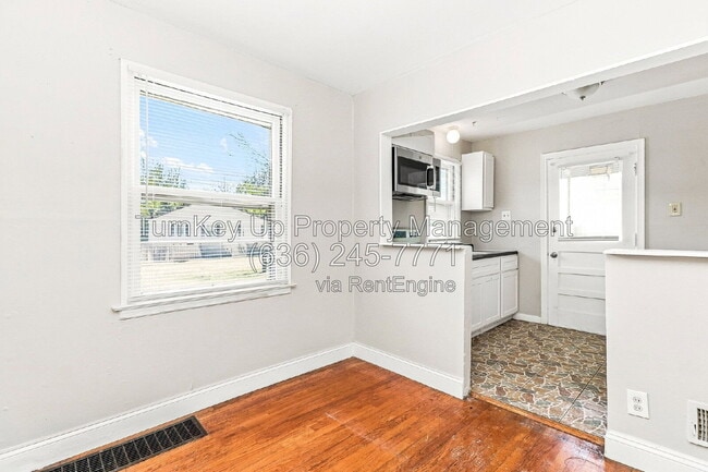 Building Photo - 10175 Cloverdale Dr