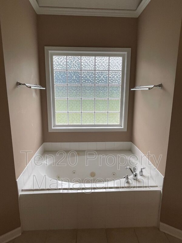 Building Photo - 7974 N Ivy Park Dr
