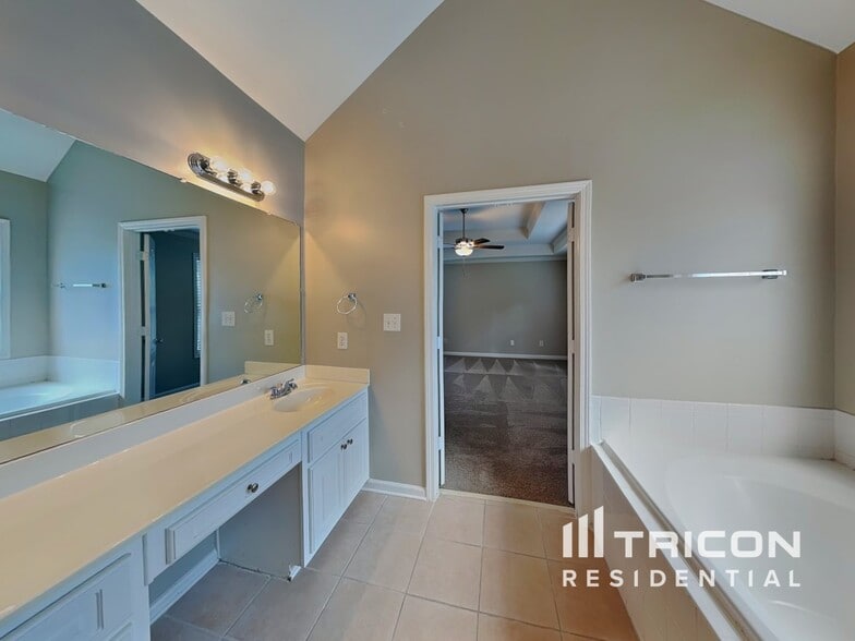 Building Photo - 9260 Carnes Estates Dr