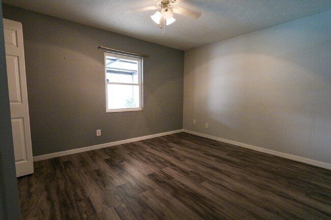 Building Photo - Spacious 2-Bed, 2-bath, 2 car garage pool ...