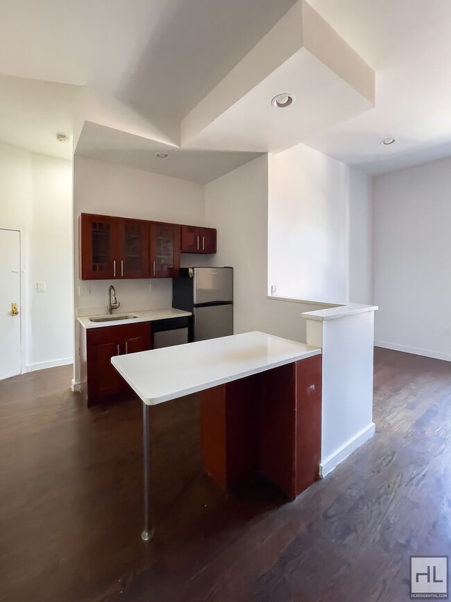 Building Photo - BEDFORD AVENUE / Spacious 3-Bed 1-Bath / G...