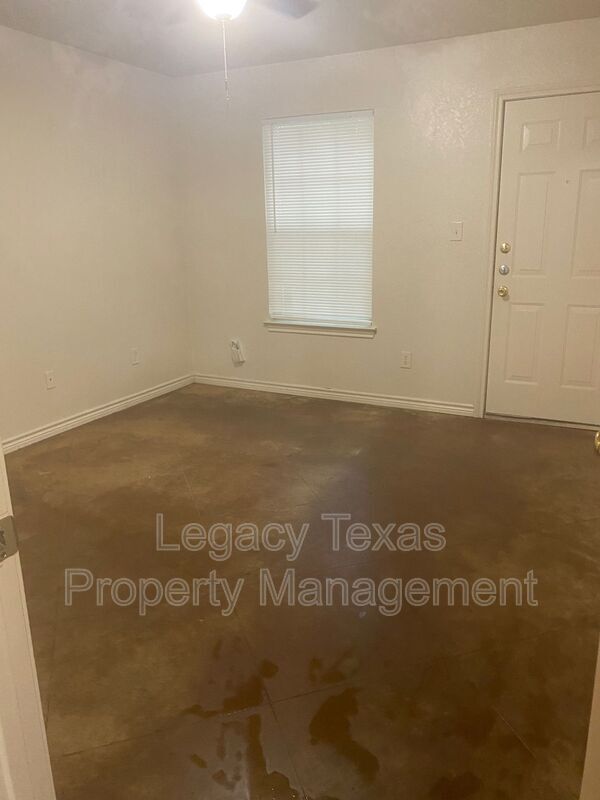 Building Photo - 1322 Country Club Rd