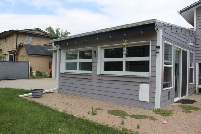 Building Photo - Columbine Hills - 3 BR/2 1/2 BA Home!