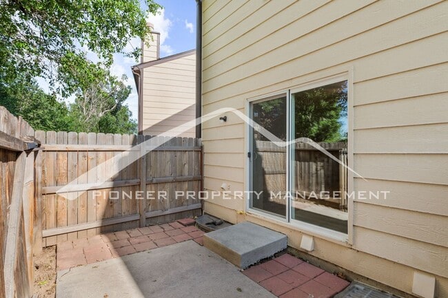Building Photo - Renovated 3-Level 2BR Townhouse w/ Garage ...
