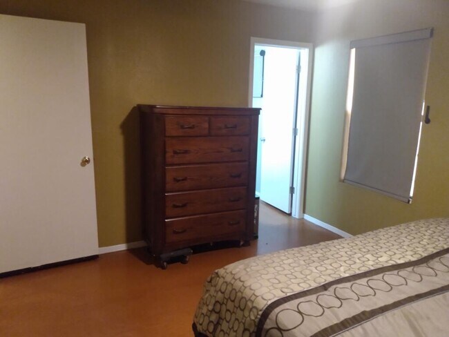 Building Photo - 1327 E Pierce St