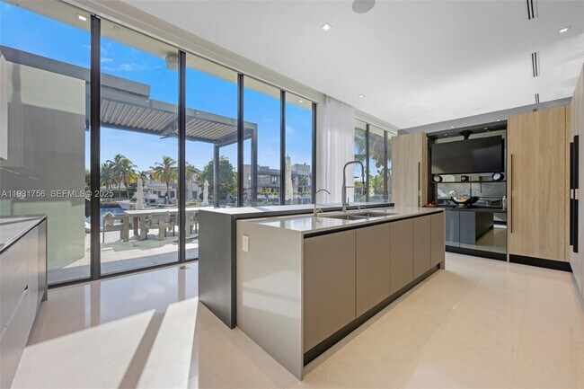 Building Photo - 3260 NE 165th St