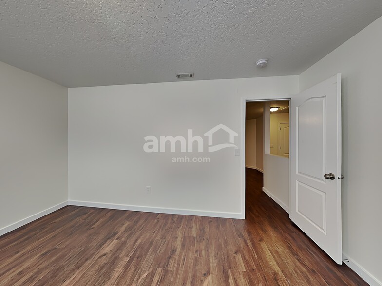 Building Photo - 4581 N Park Crossing Ave