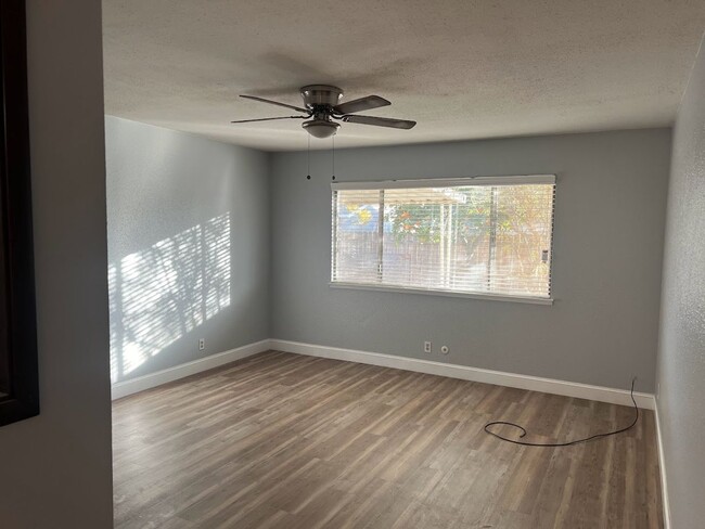 Building Photo - Visalia home for rent!