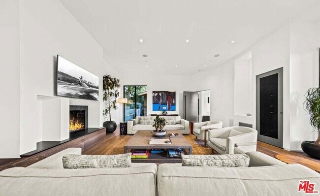 Building Photo - 727 N Beverly Glen Blvd