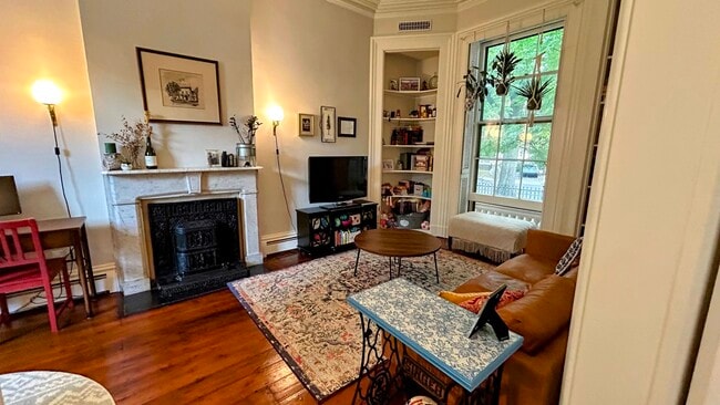 Living Room - 613-2 Chapel St