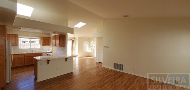 Building Photo - 2 Bedroom Santa Maria home available!