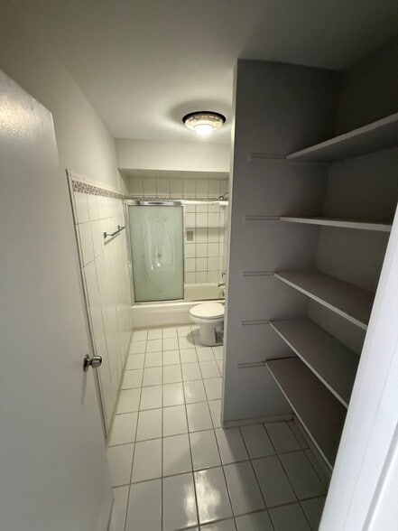 Building Photo - 744 W Gordon Terrace