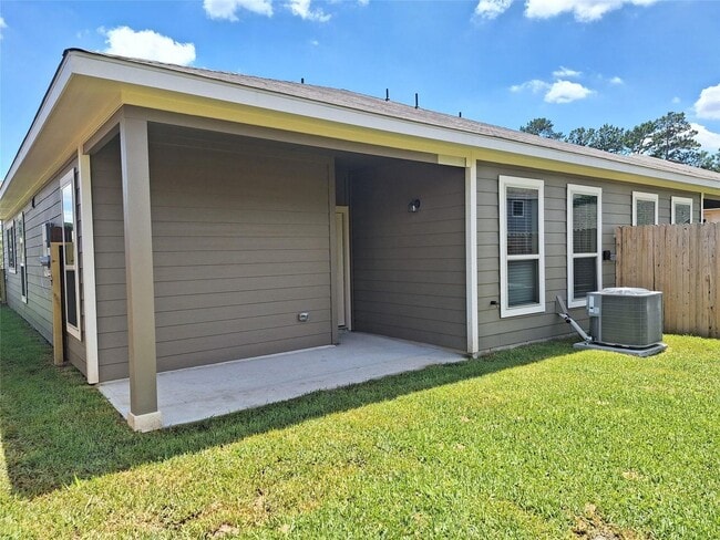 Building Photo - Modern 3-Bedroom Duplex with Granite Counters, Private Yard, and Prime Location