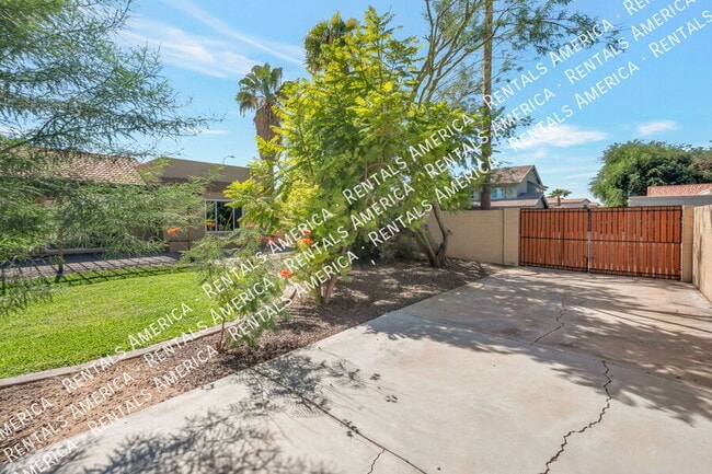 Building Photo - 1530 E Whitten St