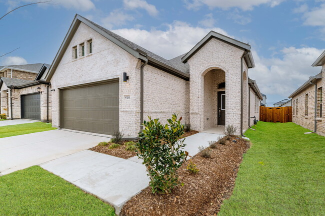 Building Photo - Spacious One-story floor plan