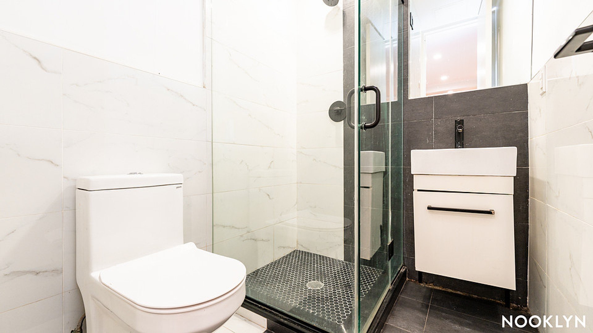 Building Photo - 19 E 31st St