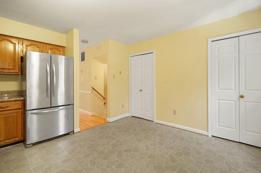 Dine-in kitchen with French door refrigerator and 2 spacious pantries - 1140 N Taylor St