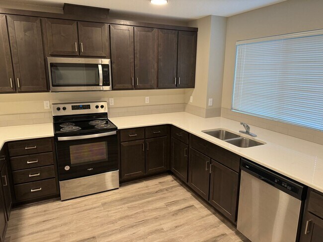 Building Photo - 1808/10/12 Rees Hill Townhouses