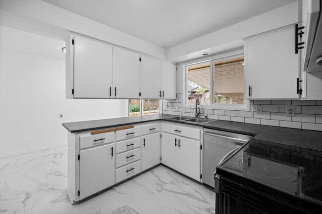 Building Photo - Beautiful South Valley Home! Available Now!