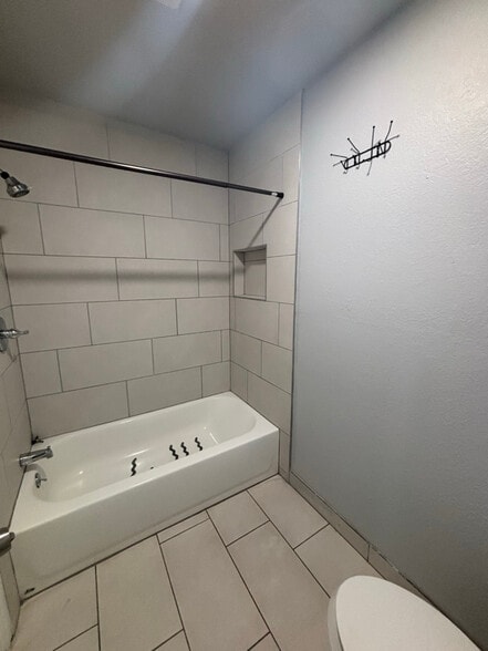 Building Photo - 1212 N Creek Dr