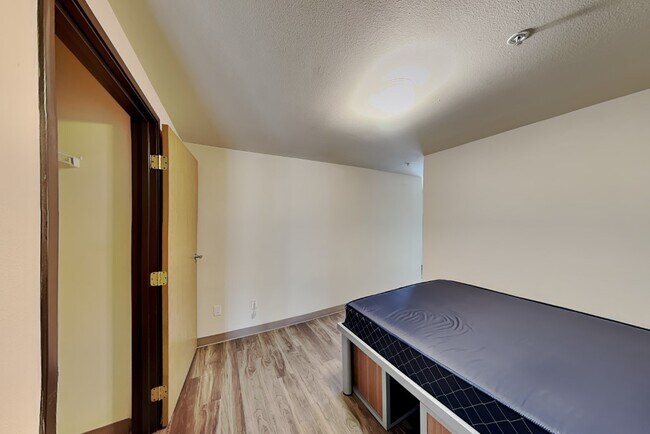 Building Photo - 215 Stanton Ave