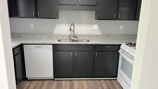 Building Photo - Newly Remodeled 2Bed/2.5Bath Townhome For Lease in Austell