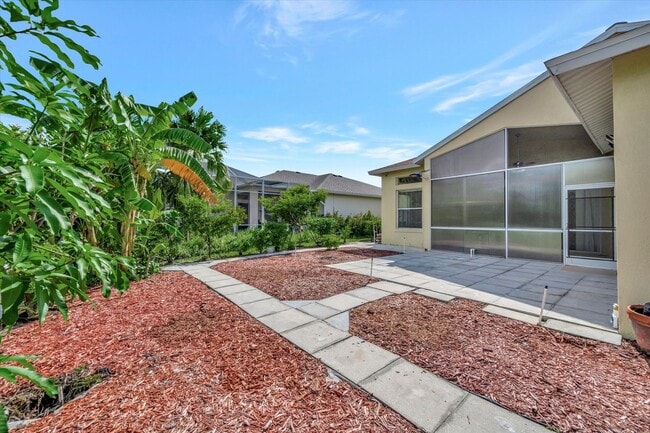 Building Photo - Convenient Central Location - 4 Bedroom + Den , 2 Bathroom Home