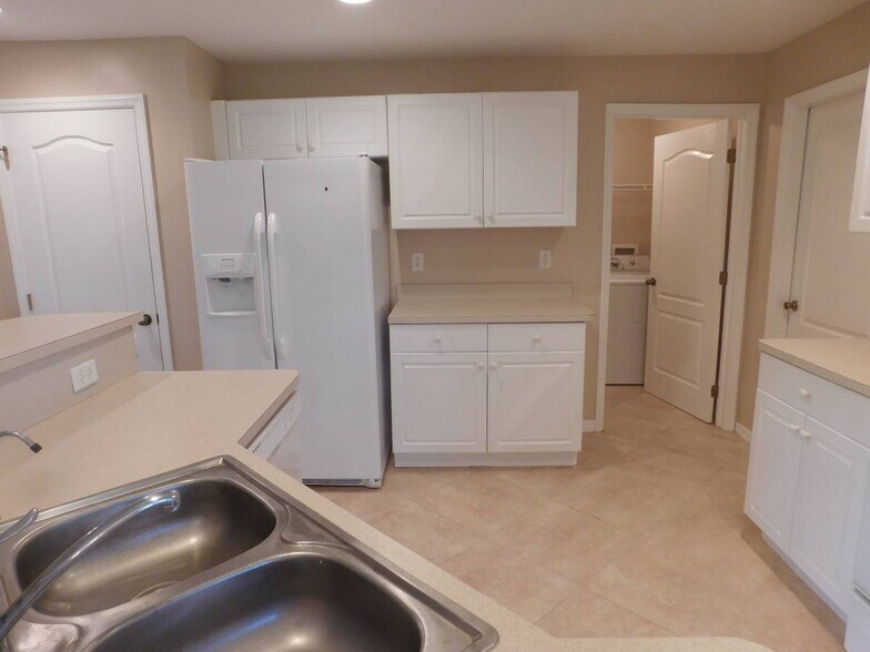 Building Photo - 4124 NE 8th Pl