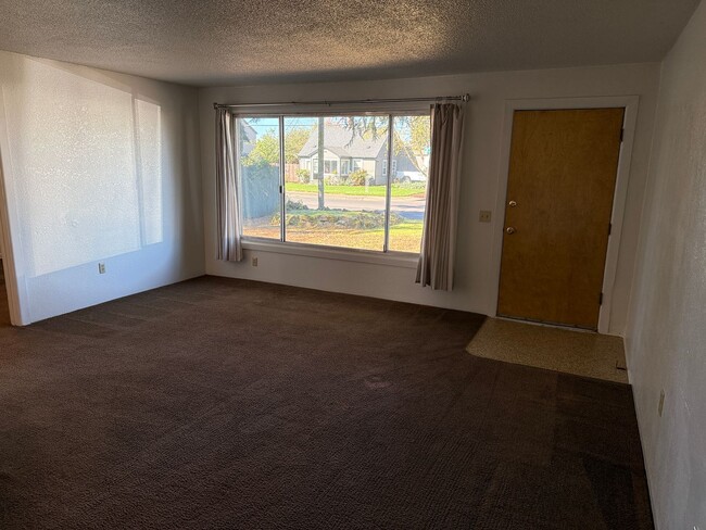Building Photo - 2 bed, 1 bath house in Springfield
