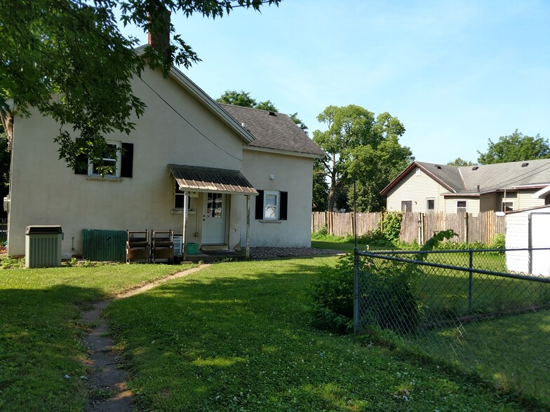 Back - 911 Johnson St