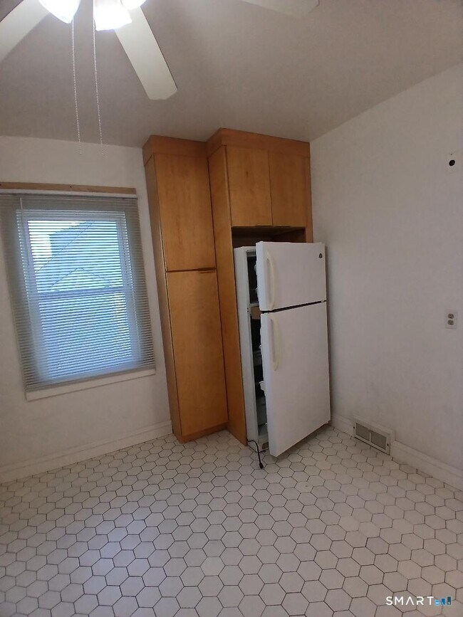 Building Photo - 16 Church St