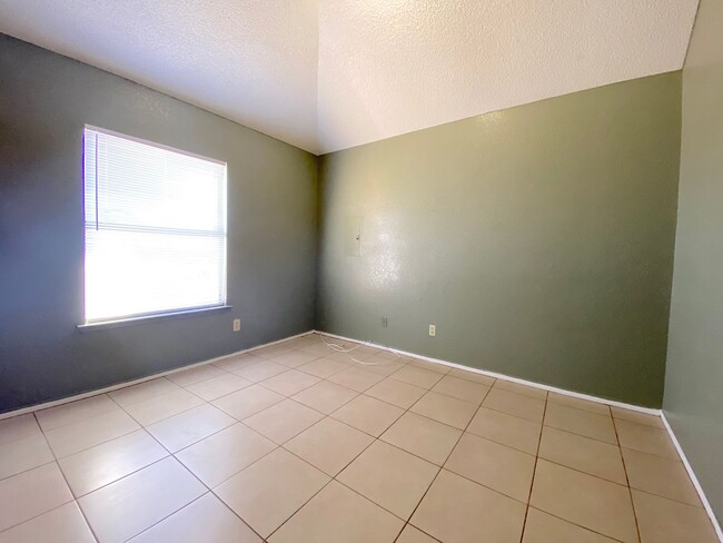 Building Photo - Northeast El Paso 3 bed2 bath