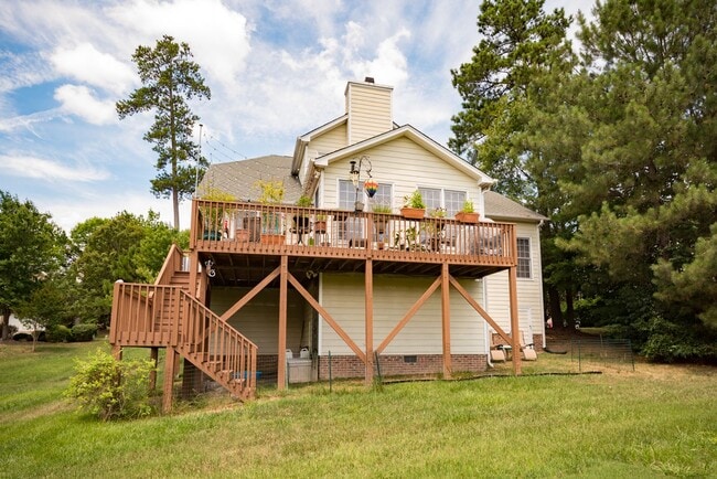 Building Photo - Gorgeous and Spacious 4 Bedroom home, Golf Course Views, Premium Finishes, Pet Friendly!