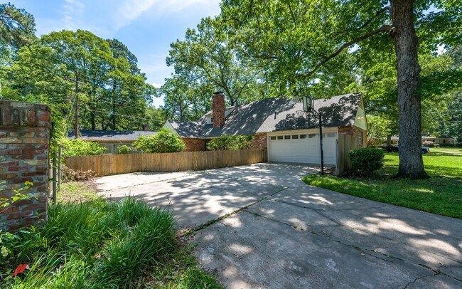 Building Photo - 656 Albemarle Dr